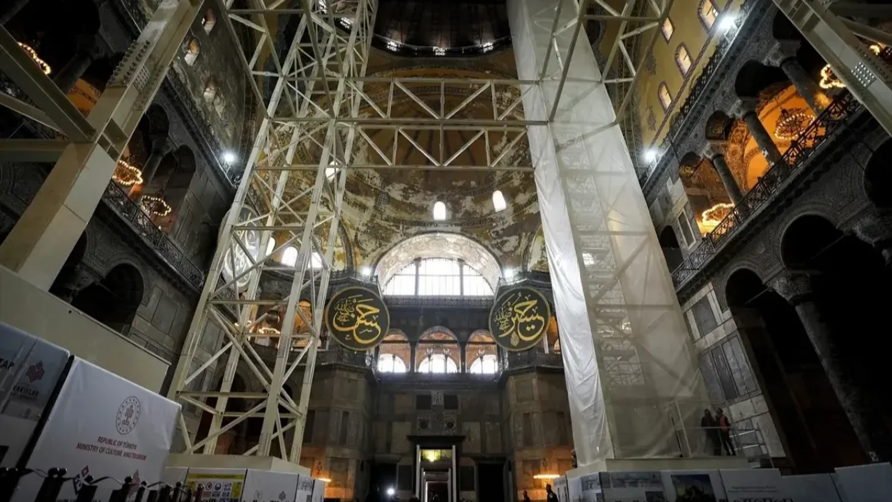 Bakan Ersoy’dan Ayasofya ve Sultanahmet’te Yerinde İnceleme: “Tarihinin En Kapsamlı Restorasyonu”