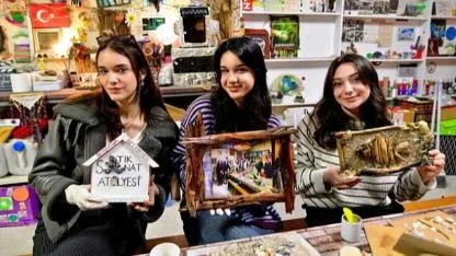 Bornova’da gençlerden “Atıktan Sanata” sürdürülebilirlik mesajı