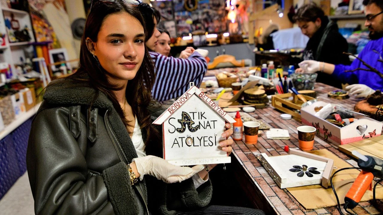 Bornova’da gençlerden çevreye sanat dokunuşu