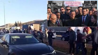 Deprem bölgesinde CHP lideri Özel'e soğuk duş: Bir grup tarafından yuhalandı