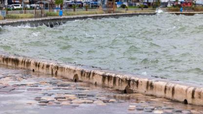 Ege’de Düşük Basınç Etkisi: İzmir’de Deniz Seviyesi 85 Santimetre Yükseldi