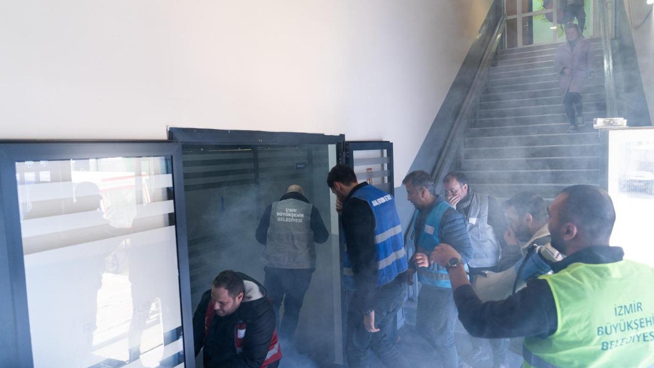 İzmir Büyükşehir Belediyesi’nden deprem ve yangın senaryolu tatbikat