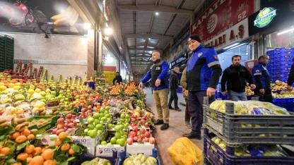 İzmir Büyükşehir Belediyesi’ne Bağlı Haller Türkiye Zirvesinde: Su Ürünlerinde Rekor, Sebze-Meyvede Yarım Milyon Ton