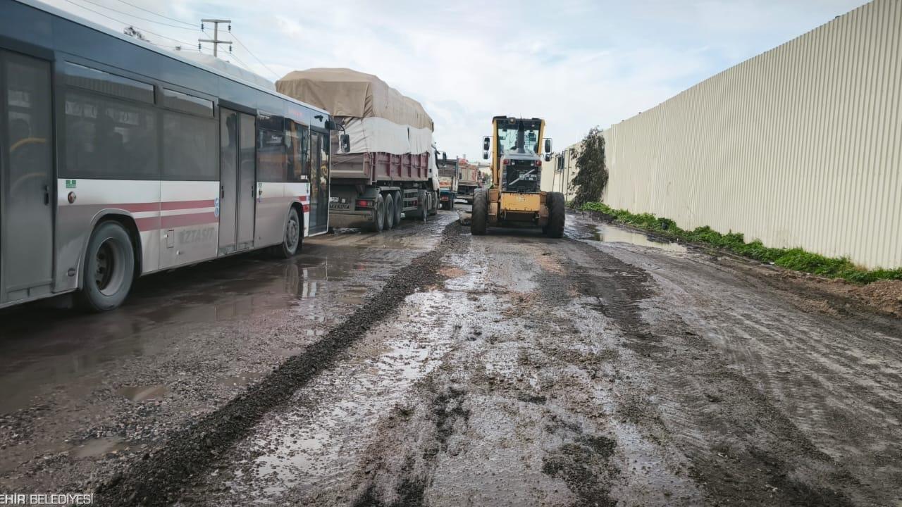 İzmir’de Aşırı Yağış Sonrası Kapanan Yollar Bir Bir Açılıyor