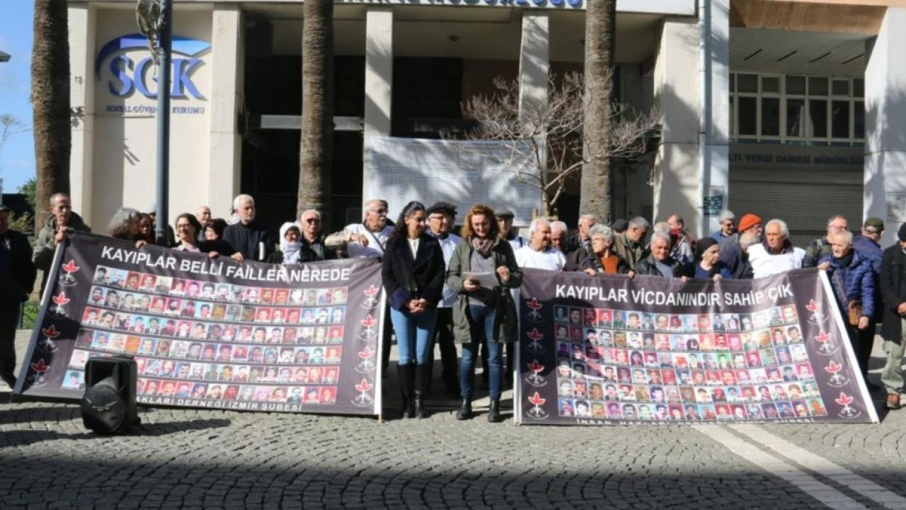 İzmir’de oturma eylemi: 33 yıldır süren inkâr ve cezasızlığa son verin, adaleti sağlayın