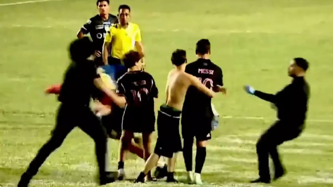 Sahaya giren taraftar Lionel Messi’yi yere düşürdü