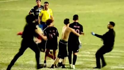 Sahaya giren taraftar Lionel Messi’yi yere düşürdü