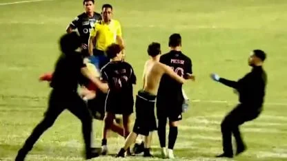 Sahaya giren taraftar Lionel Messi’yi yere düşürdü