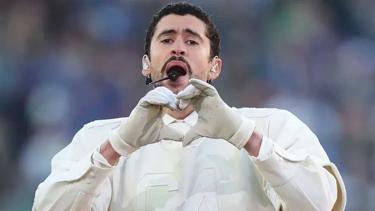 Super Bowl tarihinde bir ilk: Bad Bunny, Super Bowl devre arasında tamamen İspanyolca gösteriye imza attı, Trump’tan tepki gecikmedi