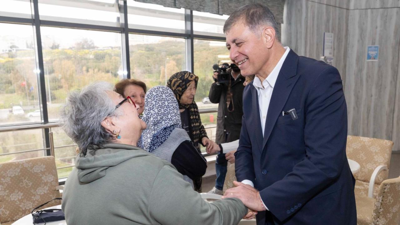 Başkan Tugay huzurevi sakinleriyle bayramlaştı