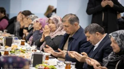 Başkan Tugay ramazanda ilçe ilçe gezdi: İftar ve sahurda vatandaşlarla buluştu