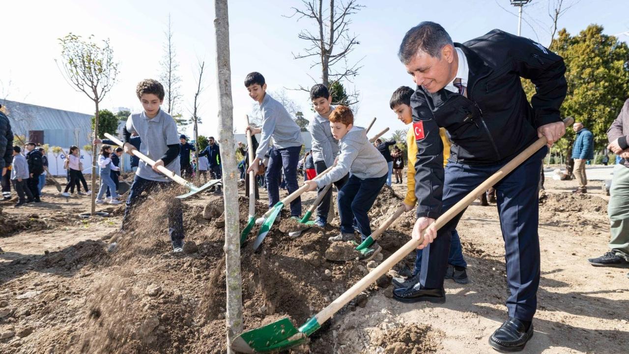 KÜLTÜRPARK'TA 190 FİDAN TOPRAKLA BULUŞTU