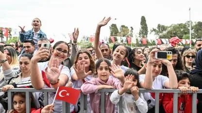 23 Nisan’da İzmir sokakları şenlendi