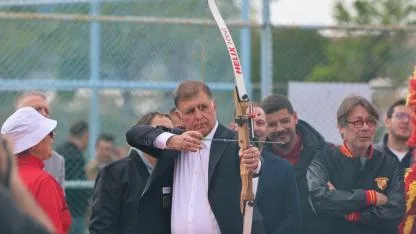 Başkan Tugay sporcu çocuklarla sahada buluştu