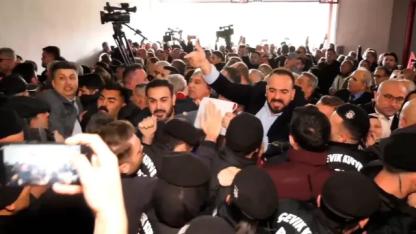 Bursa’da başkan vekili seçimi öncesi gerginlik: Belediye binasında arbede yaşandı