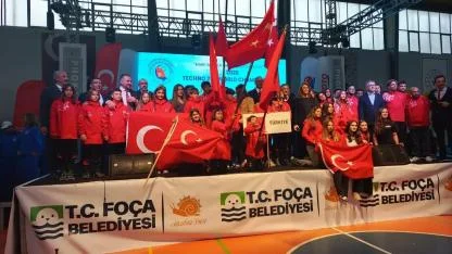 Foça’da rüzgarın ritmi başladı: Dünya Şampiyonası görkemli törenle açıldı