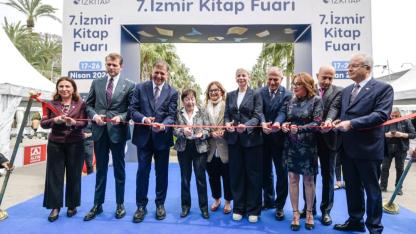 İzmir, baharı kitaplarla karşıladı