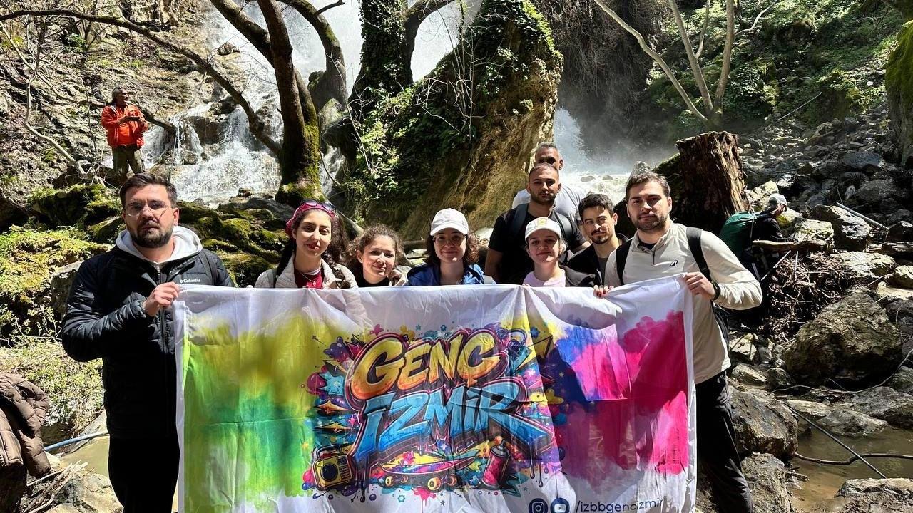 İzmir Büyükşehir Belediyesi’nin Gençlik Çalışmaları Şube Müdürlüğü koordinasyonunda düzenlenen Efes Mimas Yolu Bahar Yürüyüşü