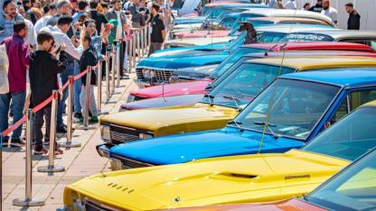 İzmir Klasik Otomobil Sergisi ziyaretçileri geçmişe götürdü