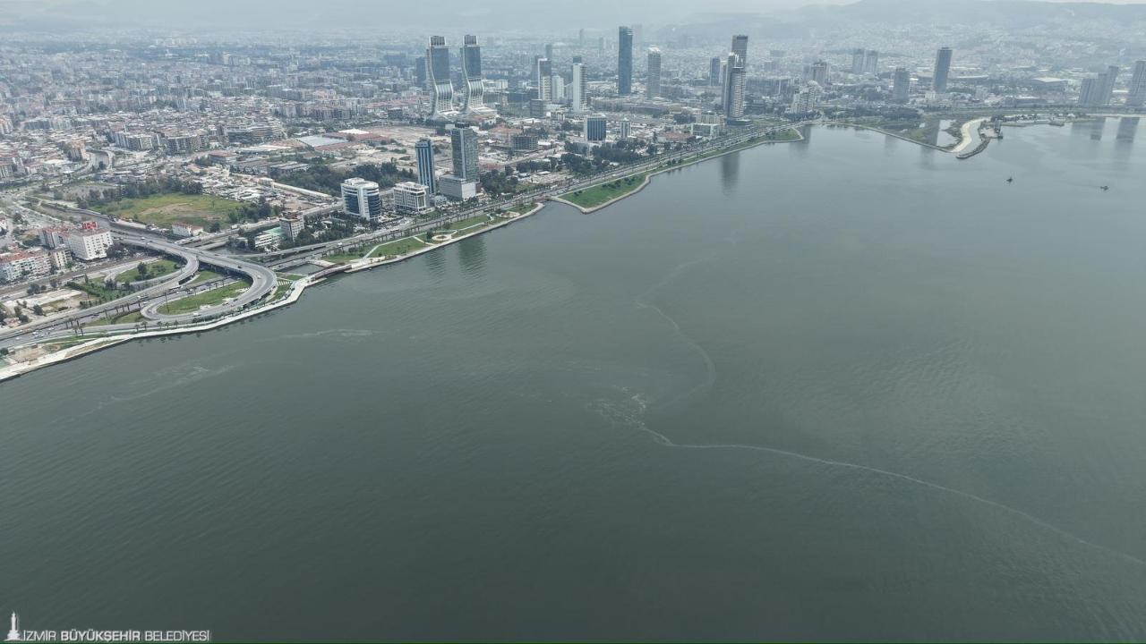 İzmir Körfezi’nde 5 ayda 10’uncu kirlilik tespiti: Bayraklı açıklarında atıklar görüntülendi