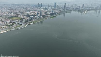 İzmir Körfezi’nde 5 ayda 10’uncu kirlilik tespiti: Bayraklı açıklarında atıklar görüntülendi