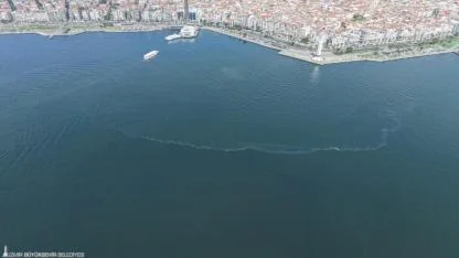 İzmir Körfezi’nde yapılan rutin dron taramaları, çevresel risklerin devam ettiğini bir kez daha ortaya koydu.