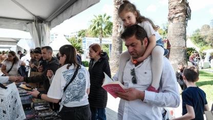 İzmir’de düzenlenen İZKİTAP - 7. İzmir Kitap Fuarı, hafta sonunda da yoğun ilgiyle devam etti.
