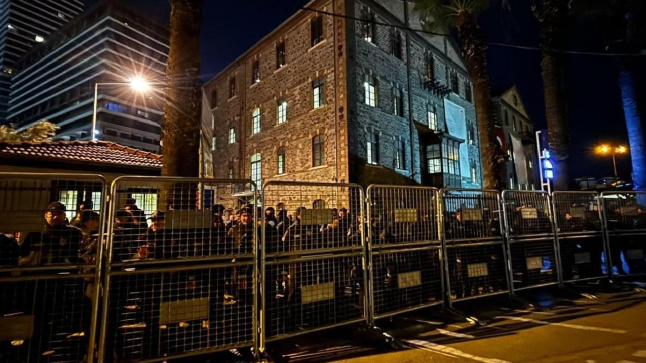 İzmir’de sabah saatlerinde Meslek Fabrikası’nın etrafı demir bariyerle çevrildi !