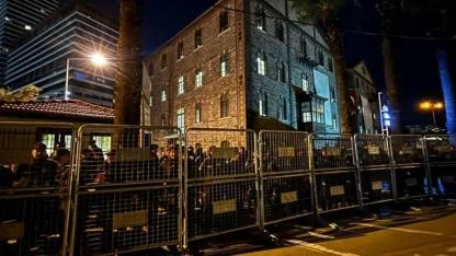 İzmir’de sabah saatlerinde Meslek Fabrikası’nın etrafı demir bariyerle çevrildi !