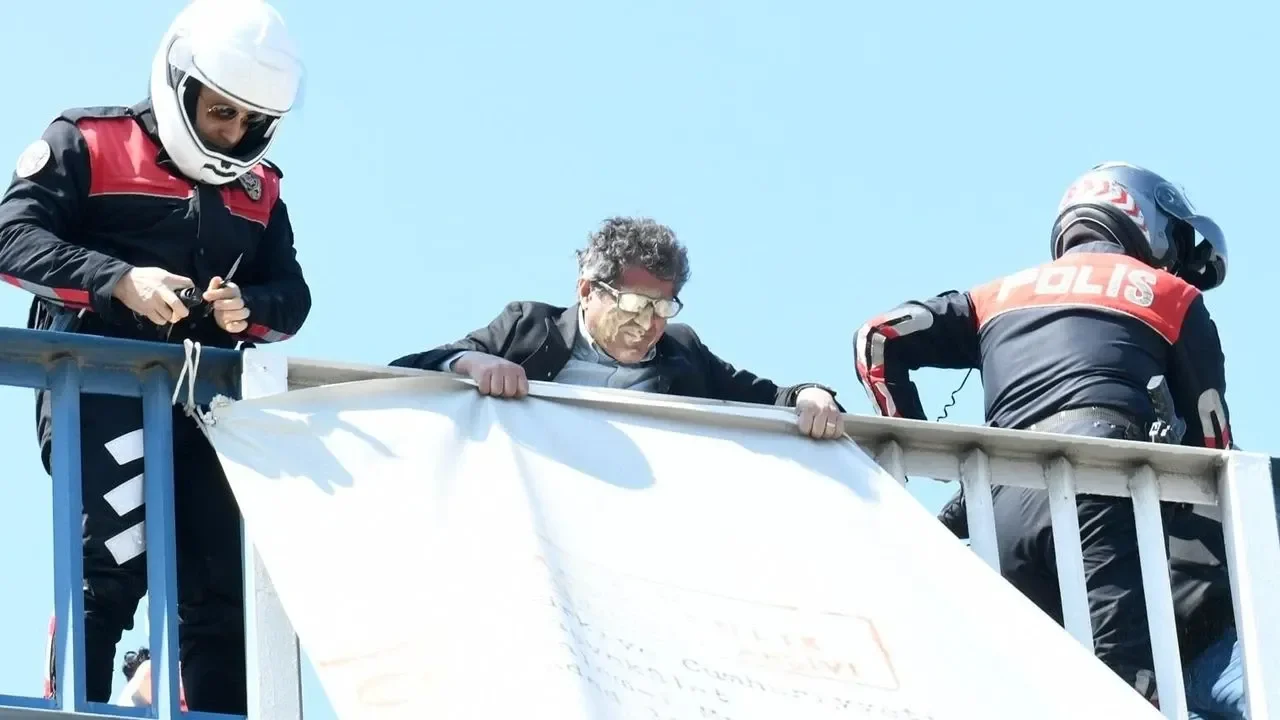 Meslek Fabrikası önünde tansiyon yükseldi: Pankart girişimine müdahale, CHP’li yönetici hastaneye kaldırıldı