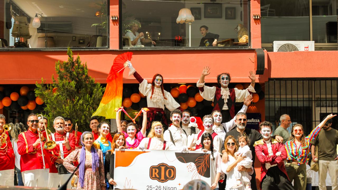 Karataş’ta Nostalji Rüzgarı: Rio Antika Kafe Açılış Festivali Coşkuyla Gerçekleşti