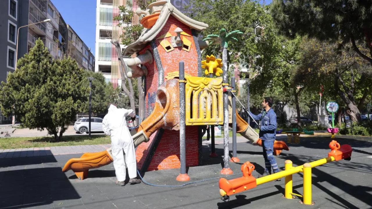 Konak’ın parklarında temizlik mesaisi