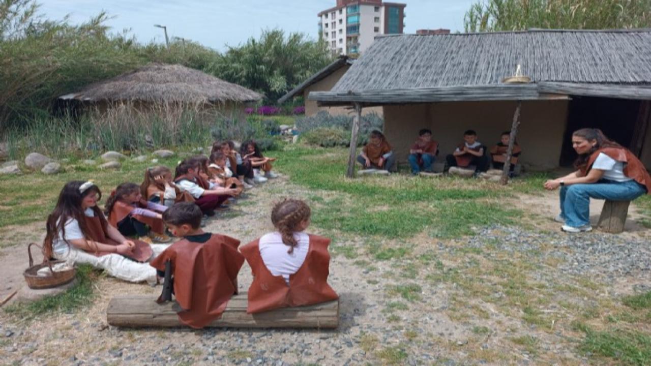 Yeşilova Höyüğü’nde minikler zamanda yolculuğa çıktı