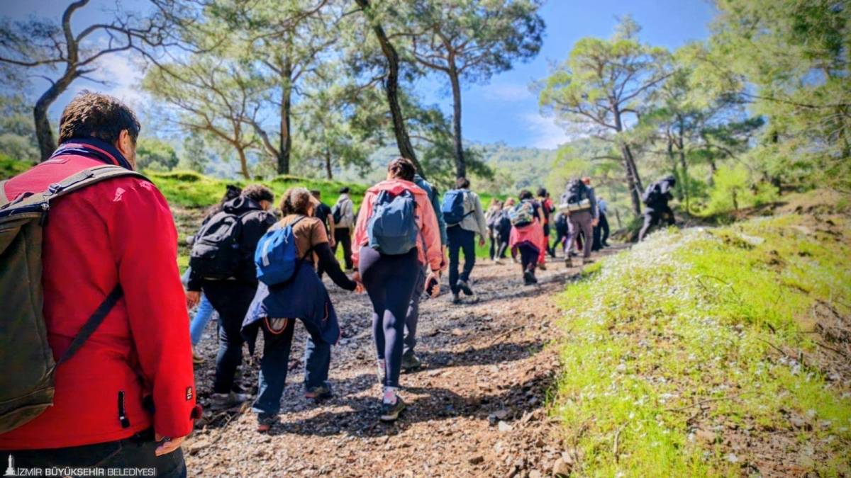 İzmir Büyükşehir Belediyesi’nin Gençlik Çalışmaları Şube Müdürlüğü koordinasyonunda düzenlenen Efes Mimas Yolu Bahar Yürüyüşü