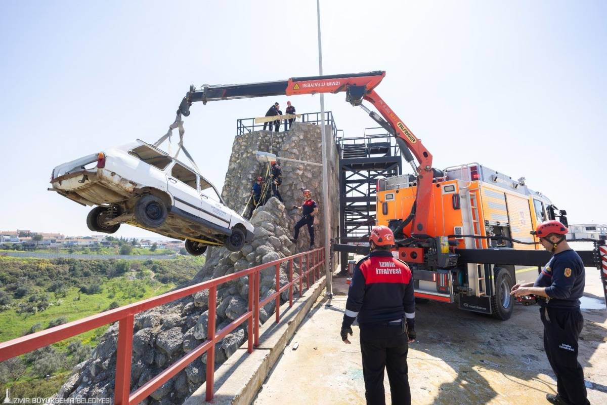 İzmir İtfaiyesi’ne “Özel Kuvvet” Eğitimi: Zorlu Senaryolara Tam Hazırlık