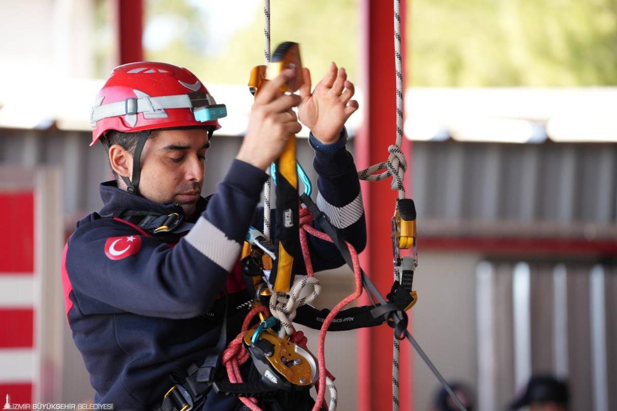 İzmir İtfaiyesi’ne “Özel Kuvvet” Eğitimi: Zorlu Senaryolara Tam Hazırlık
