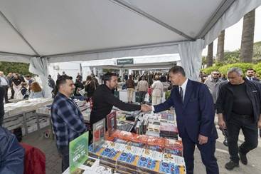 İzmir, baharı kitaplarla karşıladı