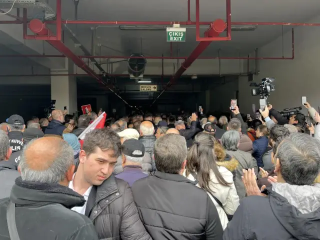 Bursa’da başkan vekili seçimi öncesi gerginlik: Belediye binasında arbede yaşandı