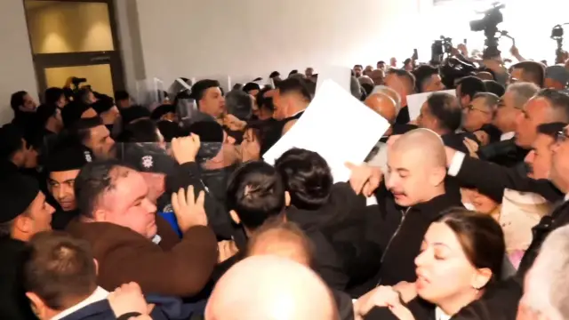 Bursa’da başkan vekili seçimi öncesi gerginlik: Belediye binasında arbede yaşandı