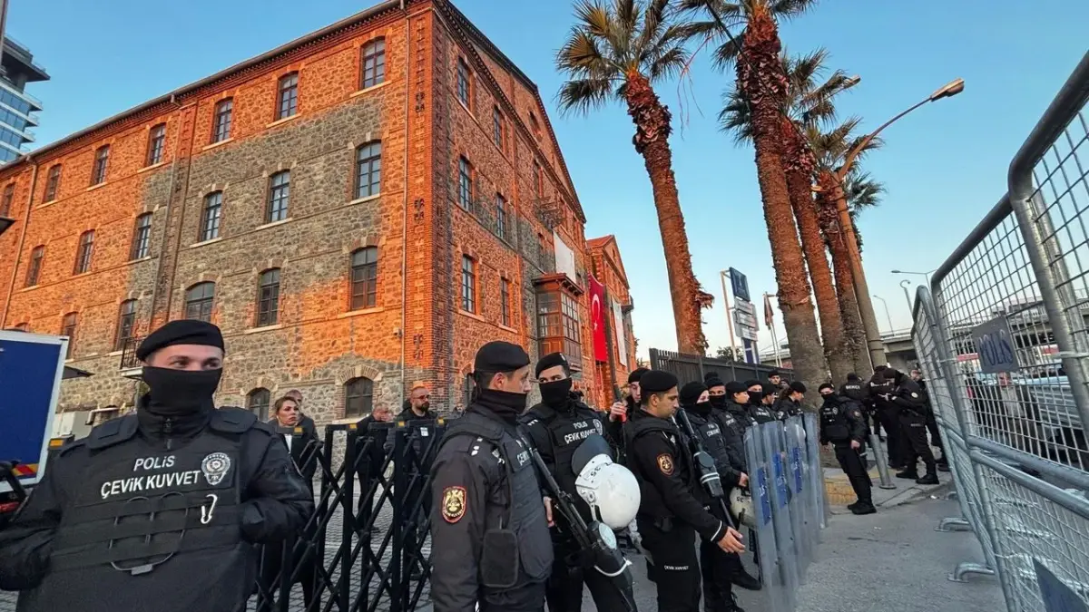 İzmir’de sabah saatlerinde Meslek Fabrikası’nın etrafı demir bariyerle çevrildi !