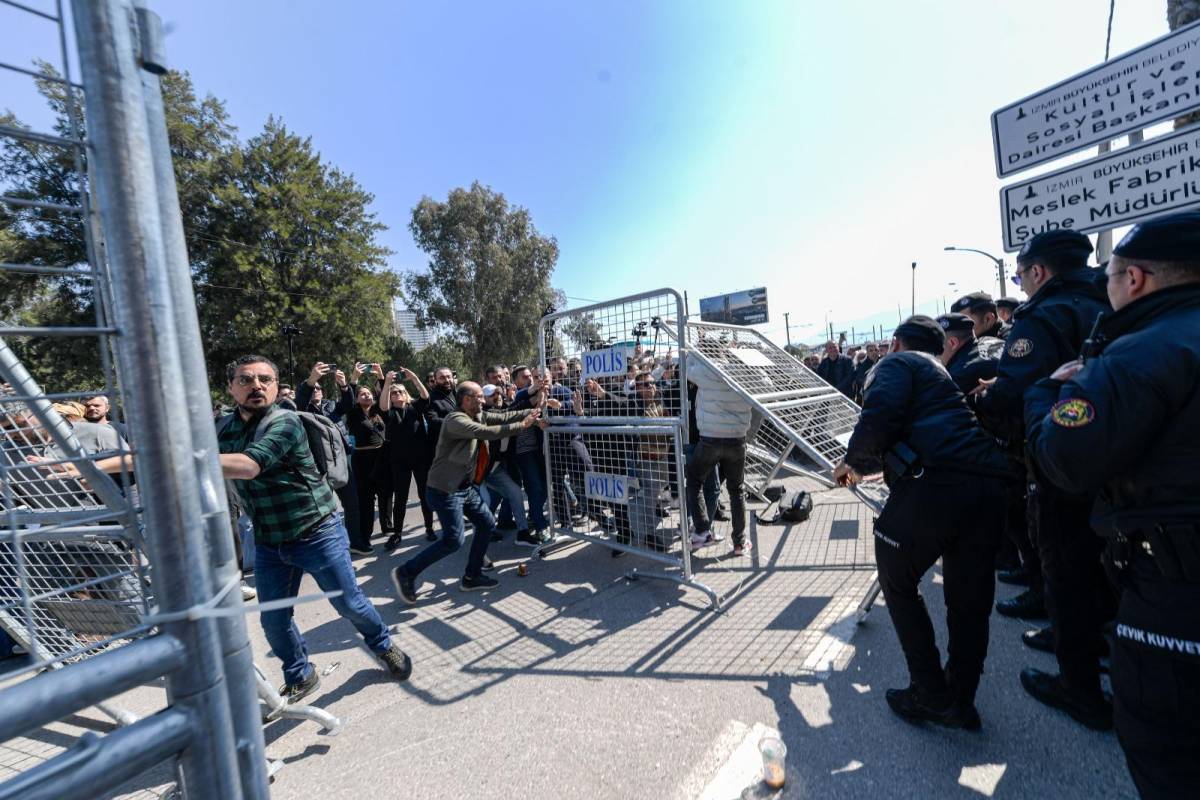 İzmir’de Meslek Fabrikası önünde gerilim: Biber gazlı müdahale ve trafik felci