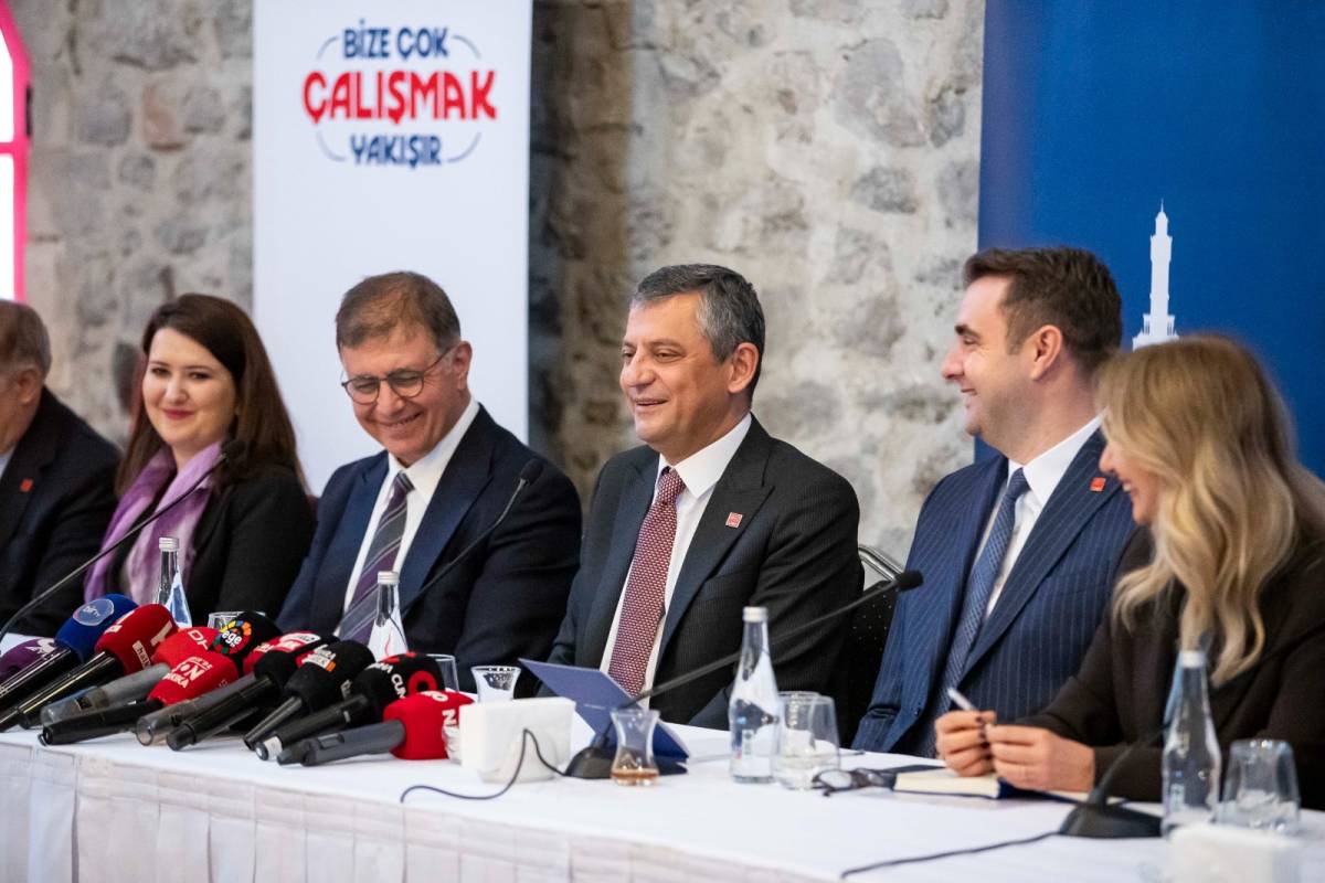 Özgür Özel İzmirli Romanlarla Buluştu: “Parlamentoda Temsiliyetiniz Şart”