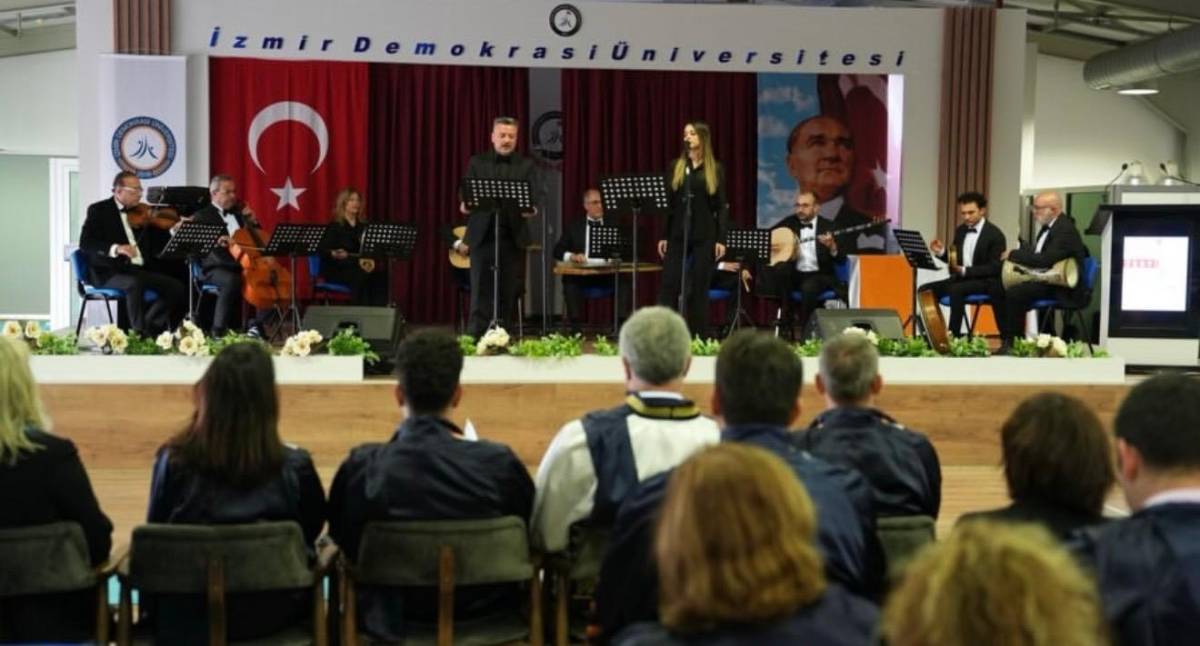 İzmir Demokrasi Üniversitesi’nde Akademik Terfi Coşkusu