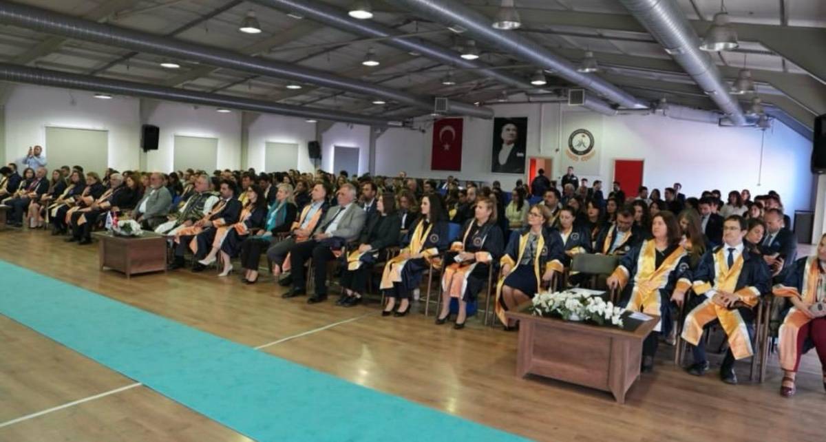 İzmir Demokrasi Üniversitesi’nde Akademik Terfi Coşkusu